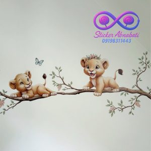 استیکر دیواری اتاق کودک با طرح بامزه شیر کوچولو برای دکوراسیون خاص و جذاب اتاق نوزاد